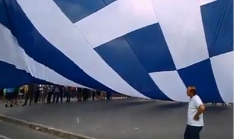 Гърци издигнаха огромен флаг над Преспанското езеро (ВИДЕО) - 1