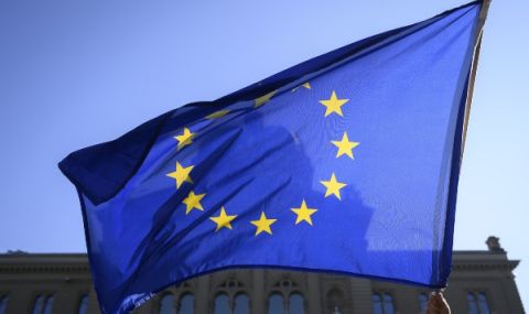 Евродепутати: ЕС да спре издаването на „златни“ паспорти и визи за всички руски кандидати - 1