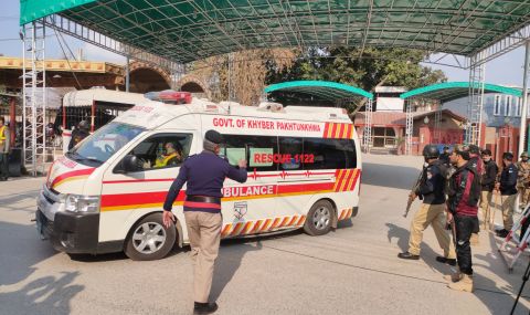 Десетки жертви и ранени при взрив в джамия в Пакистан - 1