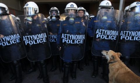Нощ на насилие в Атина! Четирима ранени полицаи при сблъсъци с протестиращи  - 1