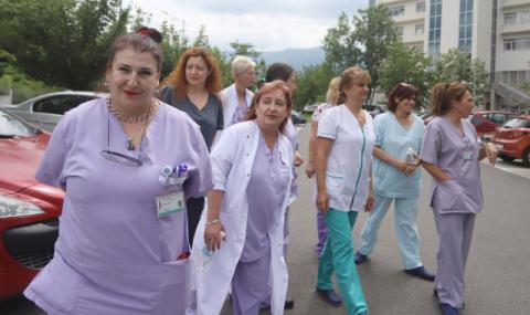 Медицински сестри протестират срещу уволнението на Мая Илиева - 1