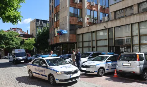 Служители от Областната администрация на София влязоха в централата на ДПС - 1