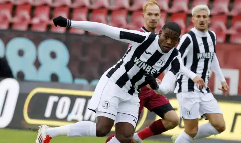 Локомотив Пловдив призна за разговори с Левски за звезда на "смърфовете" - 1