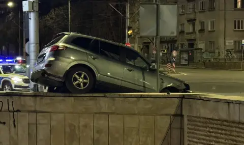 Нощен екшън в София: Кола се заби в подлеза на бул. "България" и бул. "Гоце Делчев"