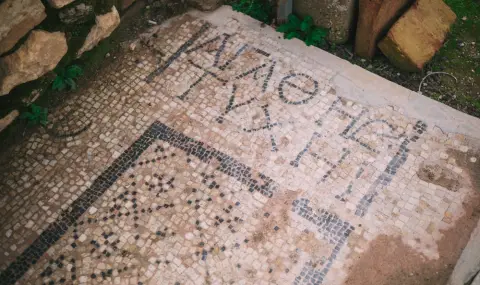 Древна мозайка със заклинание против уроки изненада археолози в Южна Турция - 1