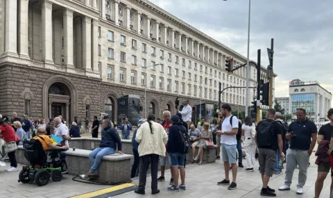 Граждани на протест в София, искат оставка на кабинета и предсрочни избори - 1