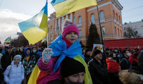 Голям митинг в Киев срещу опасенията от руско нашествие (СНИМКИ) - 1