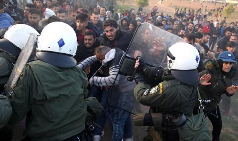 Сълзотворен газ срещу протестиращи на Егейските острови - 1