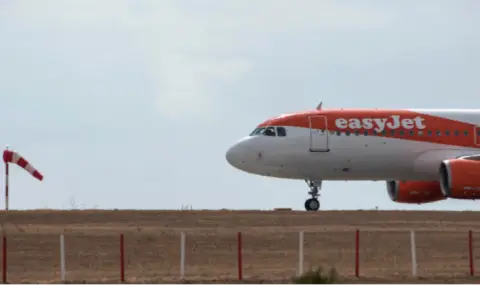 Пътник в делириум опита да влезе в пилотската кабина по време на полет - 1