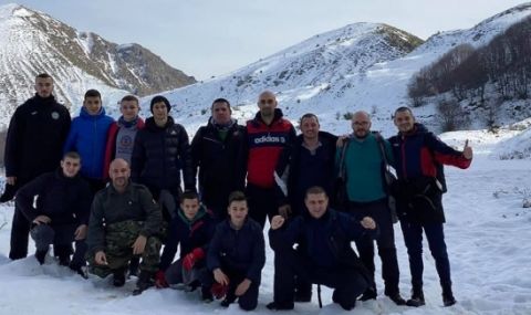 Наш футболен отбор изкачи най-високия връх на Беласица на Коледа по маратонки - 1