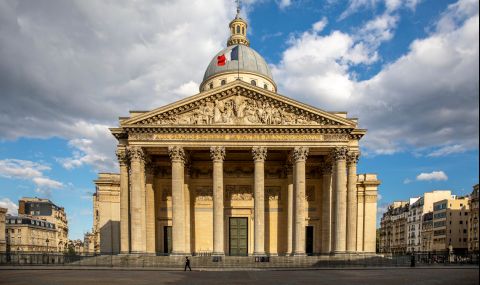 Екоактивист се завърза на покрива на Пантеона в Париж - 1