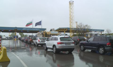 Румънците си тръгнаха след ваканцията и задръстиха Дунав мост край Русе - 1