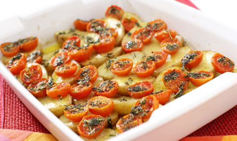 Рецепта на деня: Запечени картофи със сушени домати - 1