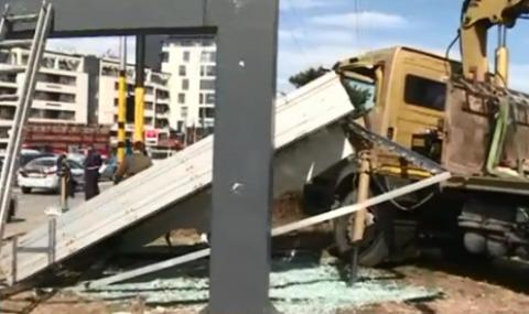 Работник пострада сериозно при падане на билборд в София - 1