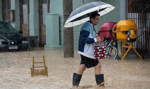 Една жертва и двама безследно изчезнали в резултат на наводненията в Гърция - 1