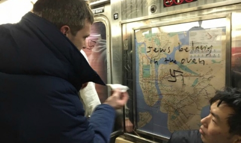 Нюйоркчани трият свастики от метрото - 1