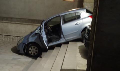Шофьорка потегли по стълбите пред поликлиниката в Благоевград - 1