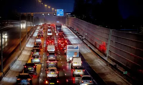 Снежна буря блокира транспорта в Нидерландия - 1