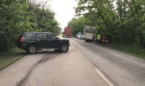 Джип удари автобус с работници - 1