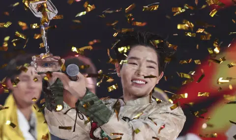 Виетнамският премиер поздравява певеца Дък Фук за победата му на Интервизия - 1