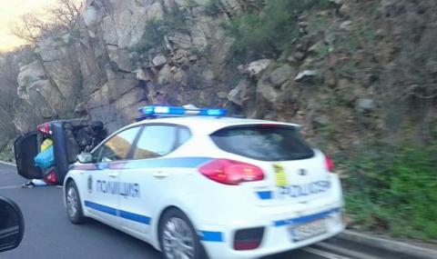 Лек автомобил се преобърна на пътя в Кресненското дефиле - 1