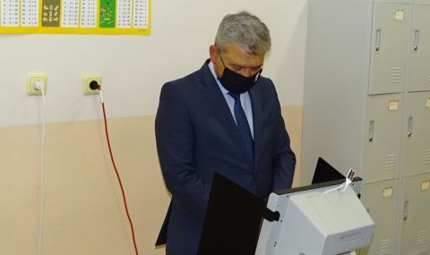 Машина за гласуване в Костинброд принтира ценови разписки - 1