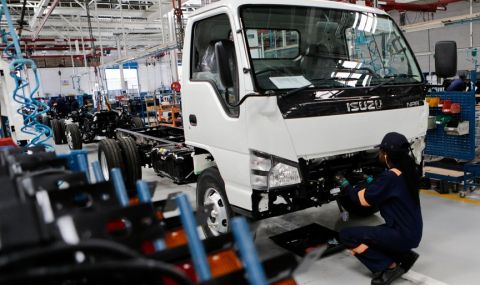 Японски автомобилен гигант проучва възможността да продължи работа в Русия - 1