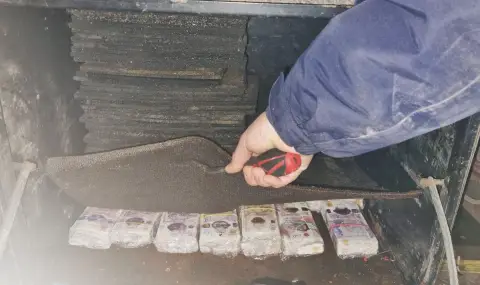 Контрабанда: Турски шофьор постла кабината си с недекларирани паунди за близо 900 000 лева - 1