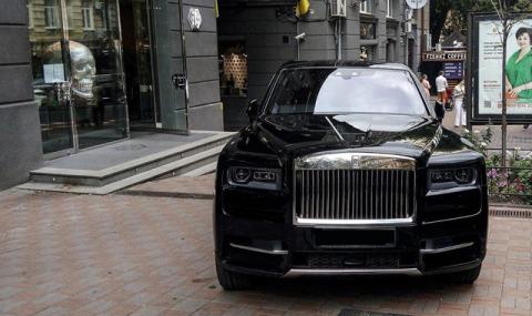 Така се паркира Rolls-Royce - директно на тротоара - 1