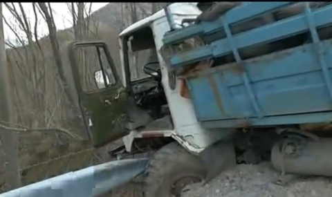 Камион пълен с работници катастрофира, загина жена - 1