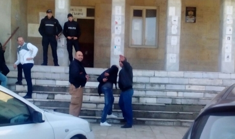 Арестуваха Ценко Чоков и сина му при акция в Галиче - 1