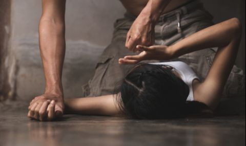 Мъж заплаши да залее с киселина жена, междувременно преби друга - 1