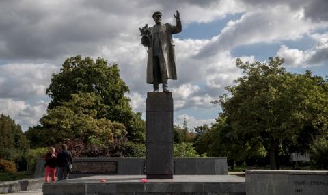 Русия защитава паметника на съветски маршал - 1