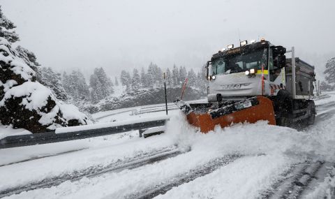 Сняг блокира пътища в Испания - 1
