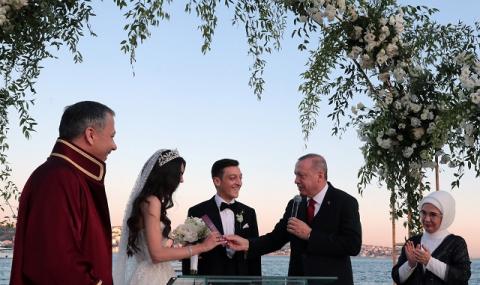 Звездна сватба край Босфора! Ердоган кумува на Месут Йозил (СНИМКИ) - 1