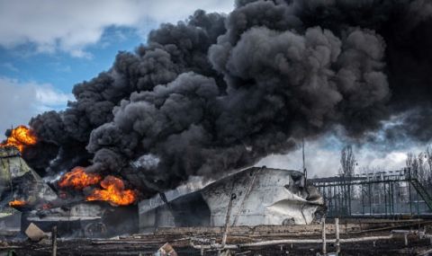 Киев: Русия нанесе въздушни удари срещу рафинерията в Кременчук - 1