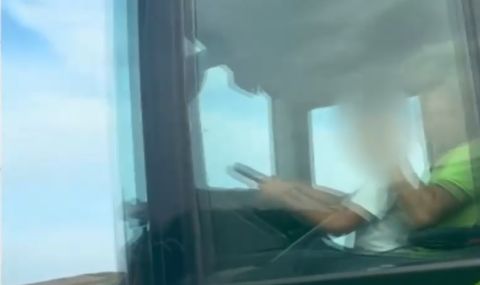 Дете седи в шофьор на автобус, пълен с пътници (ВИДЕО) - 1