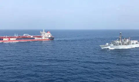 Руската фрегата „Адмирал Горшков“ заедно с морския танкер „Академик Пашин“ са акостирали във Венецуела - 1