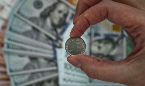 Тотален срив! Руската рубла падна до ново месечно дъно спрямо долара - 1
