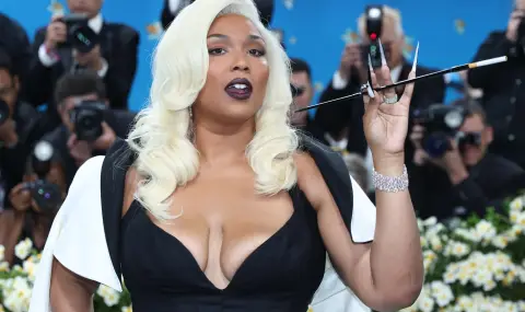 37-годишната рапърка Lizzo показа напредъка си в отслабването с ВИДЕО по бельо  - 1