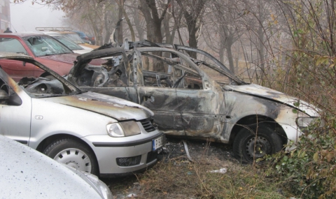 Мощен взрив потроши четири коли в Русе - 1