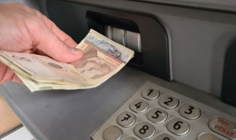 Далавера в София: Зареждат банкомат с фалшиви 50 лева и веднага теглят истински - 1