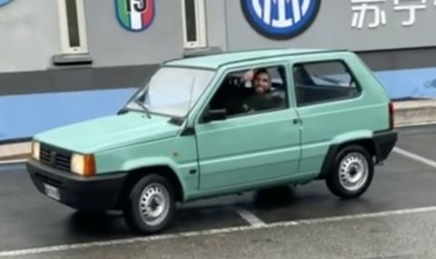 Звезда на Интер се появи със стар Fiat Panda на тренировка (ВИДЕО) - 1