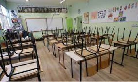 Големите ученици минават онлайн във Варна, затварят детските в Свищов - 1