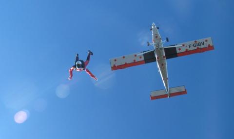 Жена оцеля след скок от 1500 м, парашутът ѝ не се отворил - 1