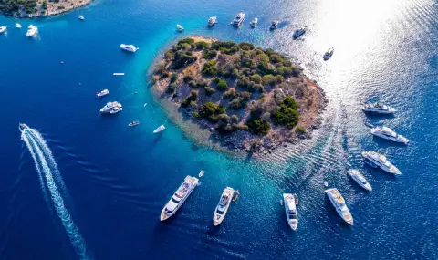 Seven luxury yachts worth $100 million sank after fire in Turkish resort  - 1