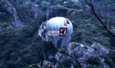 Балон с хора се заклещи в скали близо до Пловдив (ВИДЕО) - 1
