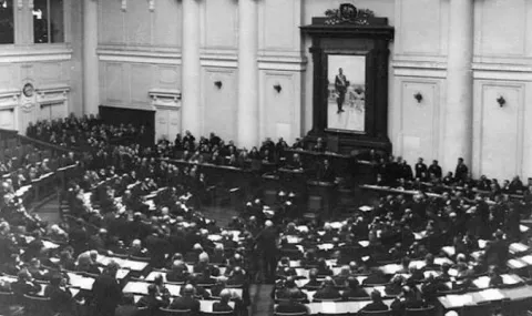 На 30 октомври 1905 г. Николай II полага основите на руската Дума