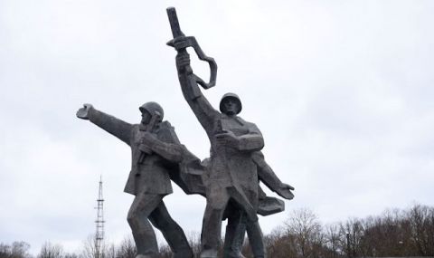Разчистване! Започна демонтирането на съветски паметник в Рига - 1