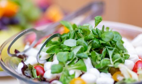 Рецепта за вечеря: Богата зелена салата с моцарела и яйца - 1